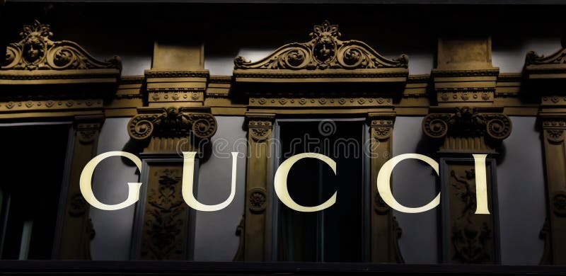 Logo Gucci Milano En El Galleria Vittorio Emanuele II Italia Foto de  archivo editorial - Imagen de famoso, comercial: 125043288