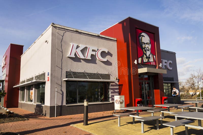 Logo internazionale della società del fast food di KFC il 25 febbraio 2017 a Praga, repubblica Ceca immagini stock libere da diritti Logo internazionale della società del fast food di KFC il 25 febbraio 2017 a Praga, repubblica Ceca immagini stock libere da diritti
