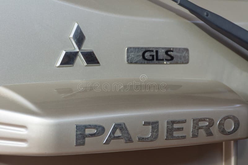 Logo Mitsubishis Pajero auf R?ckseite von beige SUV lizenzfreie stockbilder Logo Mitsubishis Pajero auf R?ckseite von beige SUV lizenzfreie stockbilder