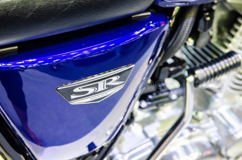 Logo neues Modell-klassischen Kawasaki-SR in dunkelblauem an Bangkok-motorshow 2018 lizenzfreie stockfotografie Logo neues Modell-klassischen Kawasaki-SR in dunkelblauem an Bangkok-motorshow 2018 lizenzfreie stockfotografie