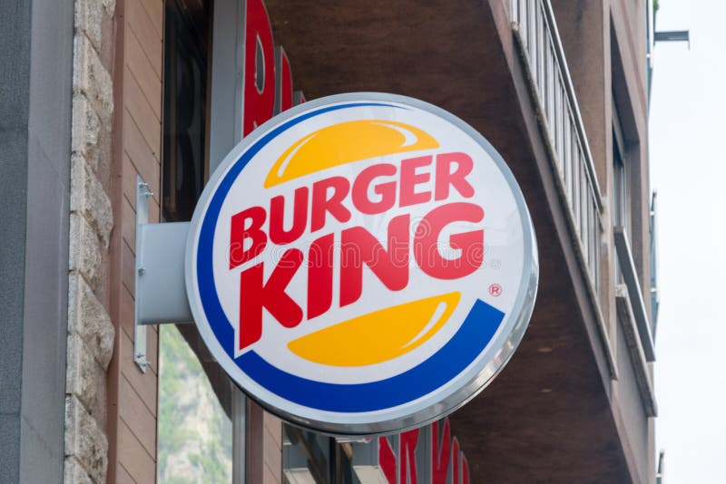 Logo och tecken av Burger King Burger King ?r en amerikansk global kedja av hamburgaresnabbmatrestauranger arkivbilder Logo och tecken av Burger King Burger King ?r en amerikansk global kedja av hamburgaresnabbmatrestauranger arkivbilder