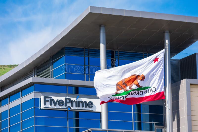 Logo principale di terapeutica cinque biofarmaceutiche presso la sede della società in Silicon Valley. Bandiera della California c immagini stock
