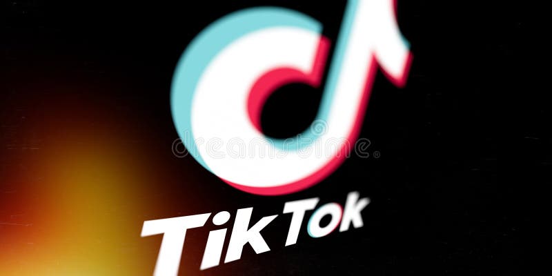 Logo sur l'écran tiktok smartphone sur le fond noir. Le tiktok est un service social videosharing populaire de réseautage possédé