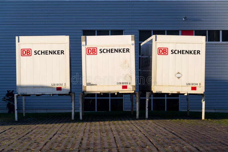 Logotipo alemán de la compañía de la división de la logística Deutsche Bahn AG del operador del carril del DB Schenker en el cont imagen de archivo