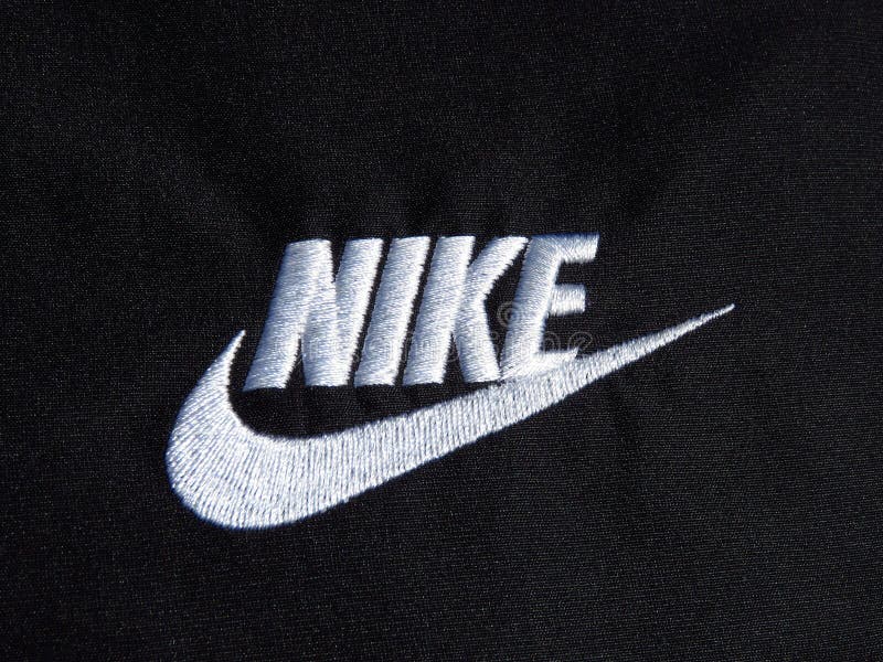 Skalk trimestre Disminución Logotipo Blanco Bordado De Nike En Pantalones Cortos Negros Del Poliéster  Foto editorial - Imagen de bordado, primer: 153574131