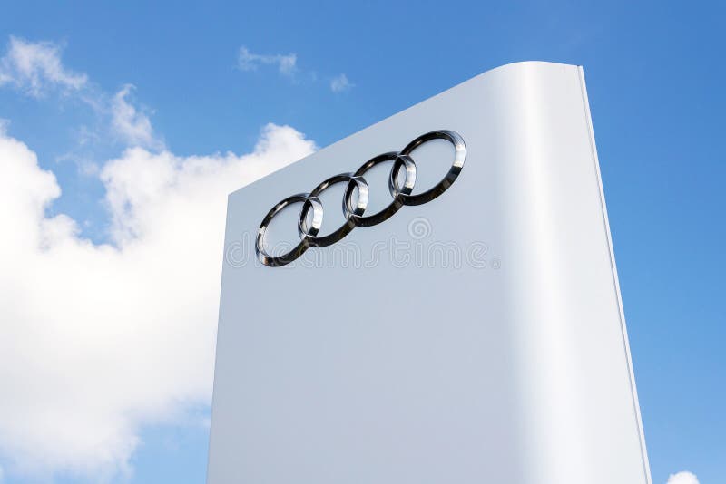 Logotipo da empresa de Audi na frente da construção do negócio foto de stock Logotipo da empresa de Audi na frente da construção do negócio foto de stock