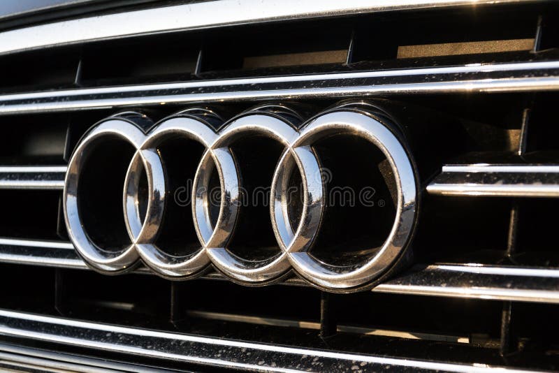 Logotipo da empresa de Audi no carro foto de stock royalty free Logotipo da empresa de Audi no carro foto de stock royalty free