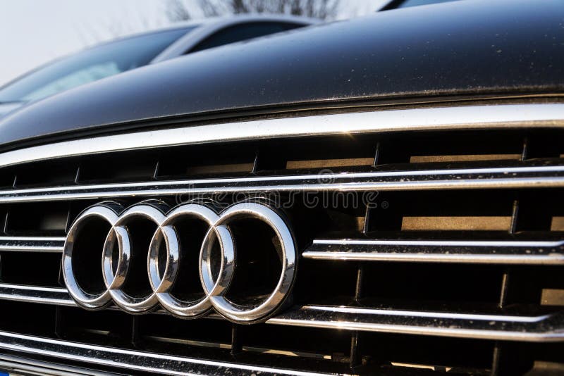 Logotipo da empresa de Audi no carro imagens de stock Logotipo da empresa de Audi no carro imagens de stock