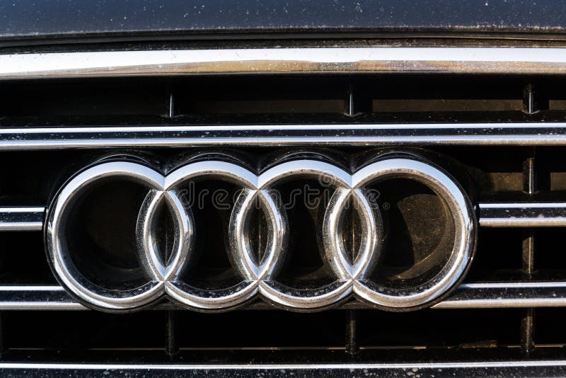 Logotipo da empresa de Audi no carro imagens de stock Logotipo da empresa de Audi no carro imagens de stock