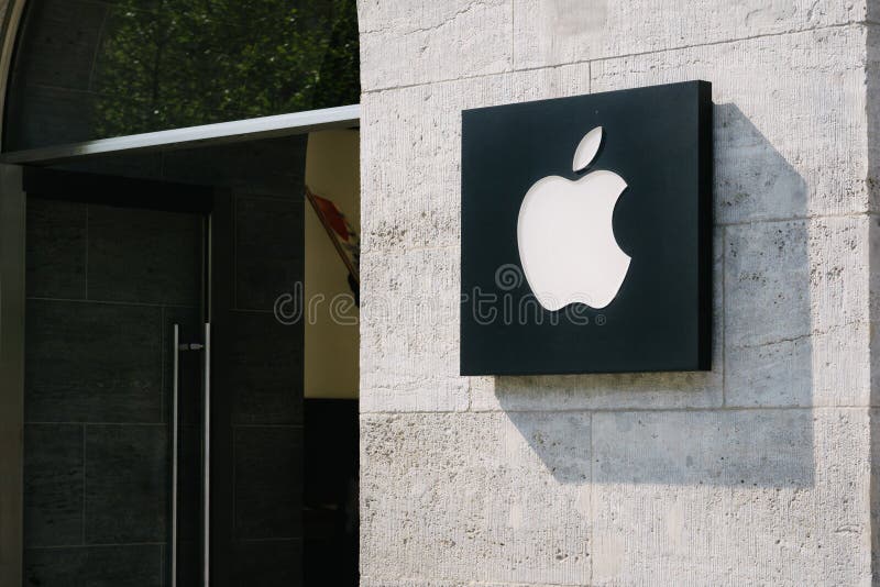 Logotipo de Apple en frente de la tienda imagen de archivo libre de regalías Logotipo de Apple en frente de la tienda imagen de archivo libre de regalías