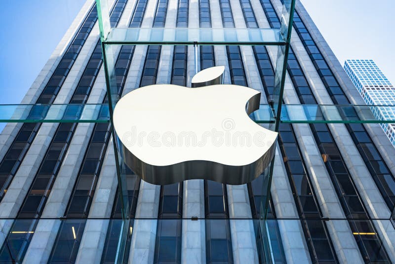 Logotipo de Apple Store en la entrada a Apple Store en Fifth Avenue Nueva York
