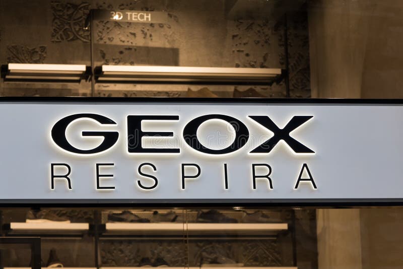 Logotipo De Geox En La Tienda De Geox Foto de editorial - de muestra, pared: 131523203