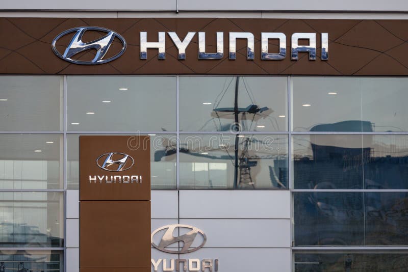 Logotipo de Hyundai em sua loja principal Belgrado do negócio Hyundai é um carro coreano sul e um fabricante automotivo imagem de stock Logotipo de Hyundai em sua loja principal Belgrado do negócio Hyundai é um carro coreano sul e um fabricante automotivo imagem de stock
