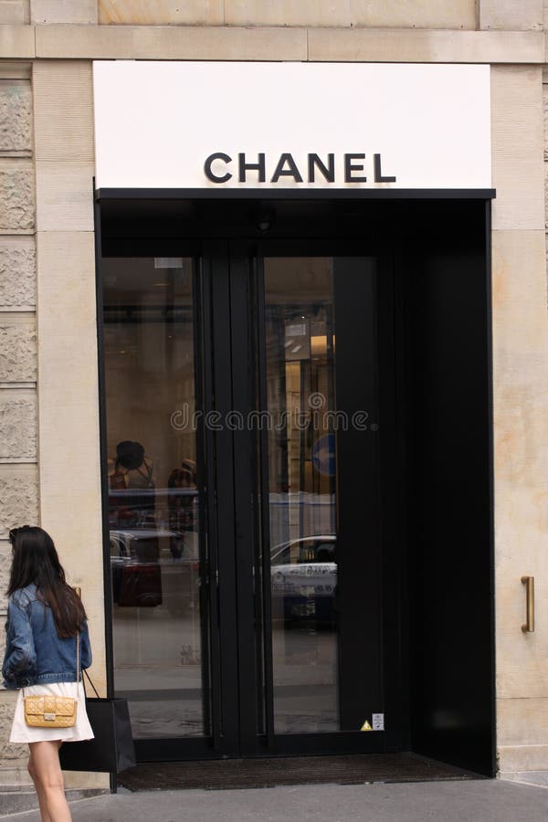 Logotipo De La Marca De Chanel Delante De La Tienda Del Boutique De Chanel  Fotografía editorial - Imagen de ropa, lifestyle: 119944662