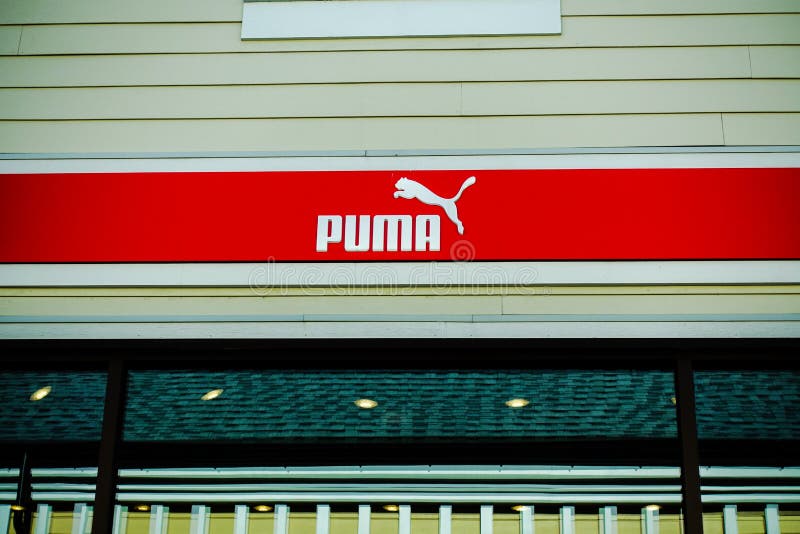 Logotipo de la tienda del puma del primer en Richmond, A.C. fotos de archivo Logotipo de la tienda del puma del primer en Richmond, A.C. fotos de archivo