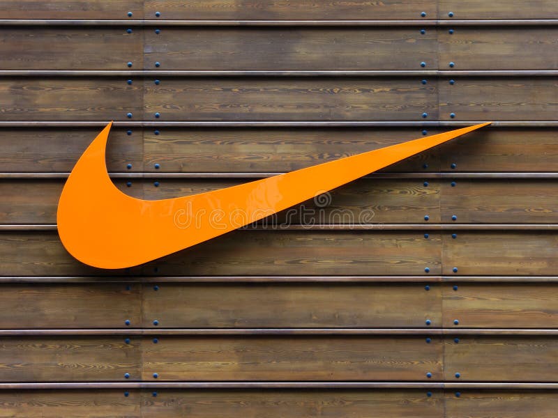 Logotipo de Nike na parede de madeira imagens de stock Logotipo de Nike na parede de madeira imagens de stock