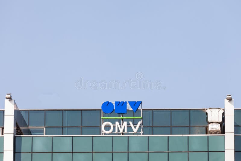 Logotipo de OMV em seus escritórios principais para a Sérvia OMv é um petróleo austríaco e a companhia do gás espalhou tudo atrav fotos de stock royalty free Logotipo de OMV em seus escritórios principais para a Sérvia OMv é um petróleo austríaco e a companhia do gás espalhou tudo atrav fotos de stock royalty free