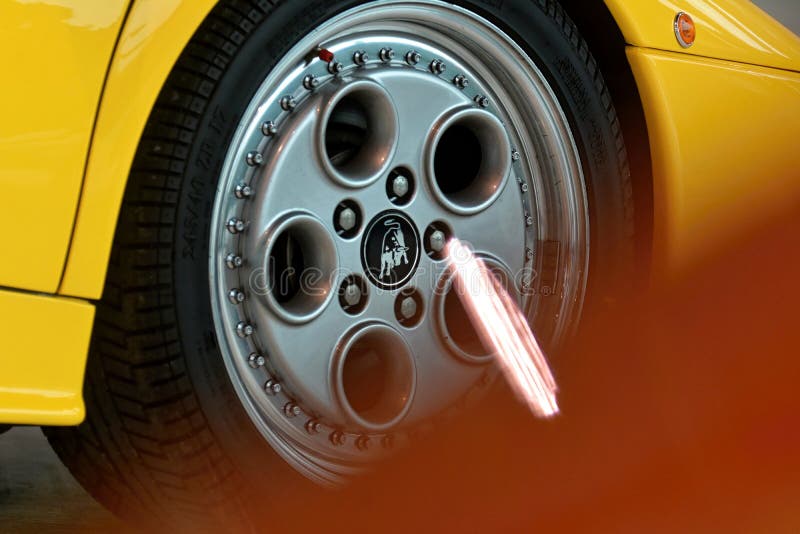 Logotipo de toro lamborghini en el tapón central de la rueda del coche fotografía de archivo libre de regalías