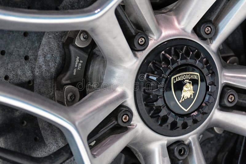 Logotipo de toro lamborghini en el tapón central de la rueda del coche imagen de archivo libre de regalías