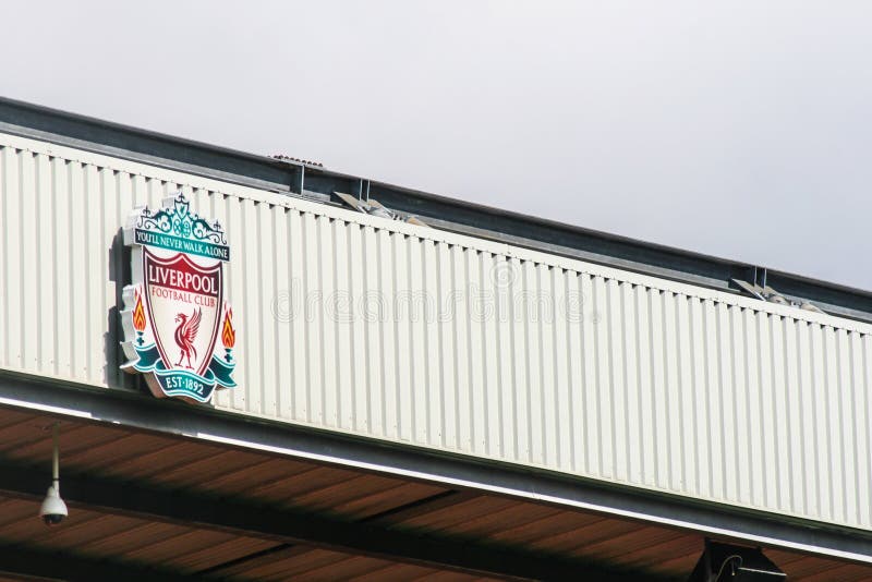 Logotipo del club de la bola del pie de Liverpool en el estadio de Anfield fotos de archivo libres de regalías Logotipo del club de la bola del pie de Liverpool en el estadio de Anfield fotos de archivo libres de regalías