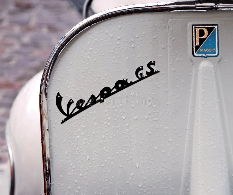 Logotipo del Gs del Vespa del vintage, vespa italiana icónica de los años 60, con las gotas de agua imagen de archivo Logotipo del Gs del Vespa del vintage, vespa italiana icónica de los años 60, con las gotas de agua imagen de archivo