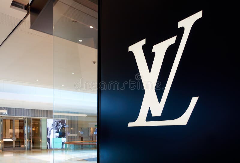 Boutique De Tiendas Louis Vuitton. Logotipo De Tablero De Anuncios Signo De  Brend Y Escaparate De Escaparate De La Tienda De Louis Imagen editorial -  Imagen de gente, minorista: 257844335