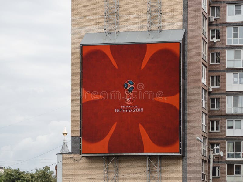 Logotipo del mundial 2018 en pantalla de la publicidad al aire libre en Nizhny Novgorod fotos de archivo Logotipo del mundial 2018 en pantalla de la publicidad al aire libre en Nizhny Novgorod fotos de archivo