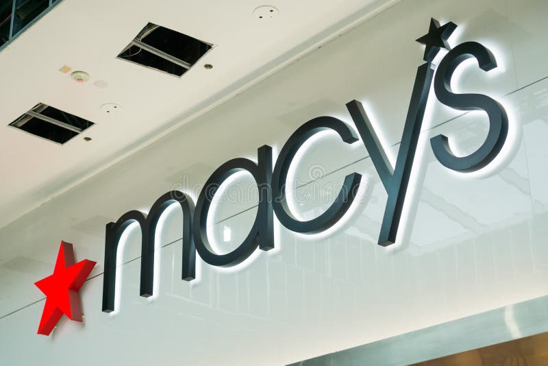 Logotipo del ` s de Macy situado sobre la tienda situada en alameda del valle de Westfield foto de archivo Logotipo del ` s de Macy situado sobre la tienda situada en alameda del valle de Westfield foto de archivo