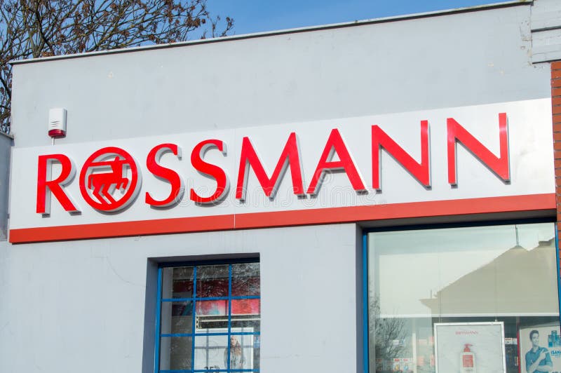 Logotipo e sinal de Rossmann na loja dos cosméticos fotografia de stock Logotipo e sinal de Rossmann na loja dos cosméticos fotografia de stock