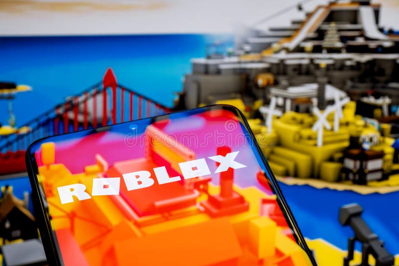 Logotipo Roblox Na Tela Do Smartphone. Um Quadro Do Jogo Roblox Em