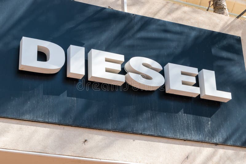 Logotipo Y Muestra Del Diesel El Diesel Es Una Tienda Famosa De La Ropa De Marca Foto editorial - Imagen de ocasional, manera: 140915721