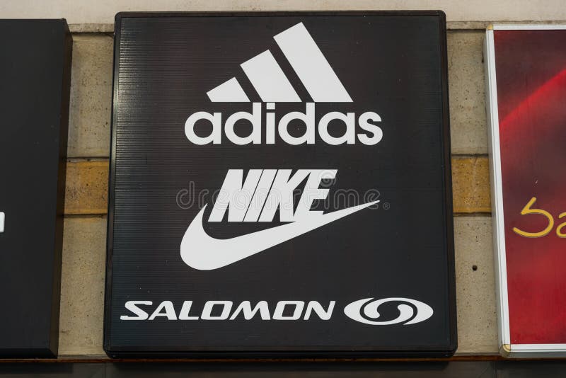 Logotipos De Adidas, De Nike Y De Salomon En La Calle Foto de archivo editorial - Imagen de accesorios, equipo: