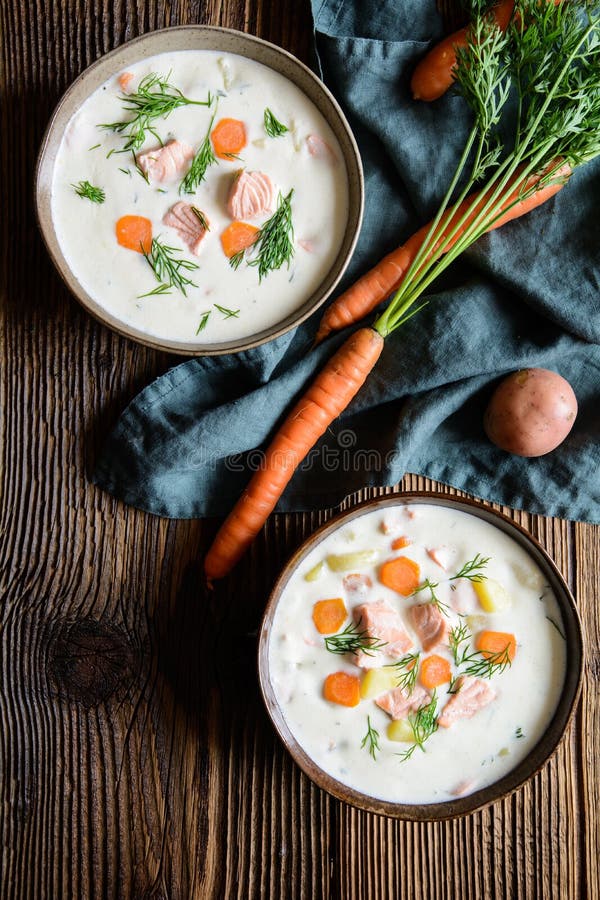 Lohikeitto, minestra di color salmone tradizionale con la patata, la carota e l'aneto immagini stock Lohikeitto, minestra di color salmone tradizionale con la patata, la carota e l'aneto immagini stock