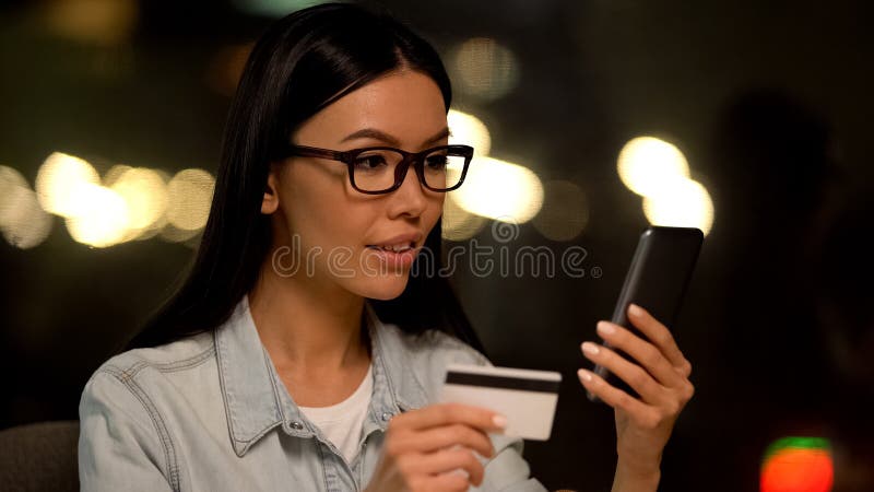 Lohnlisten der Asiatin durch Smartphoneanwendung, on-line-Einkaufen, Internet stockfoto Lohnlisten der Asiatin durch Smartphoneanwendung, on-line-Einkaufen, Internet stockfoto