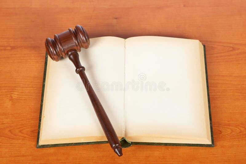 Loi de marteau de livre en bois photo stock