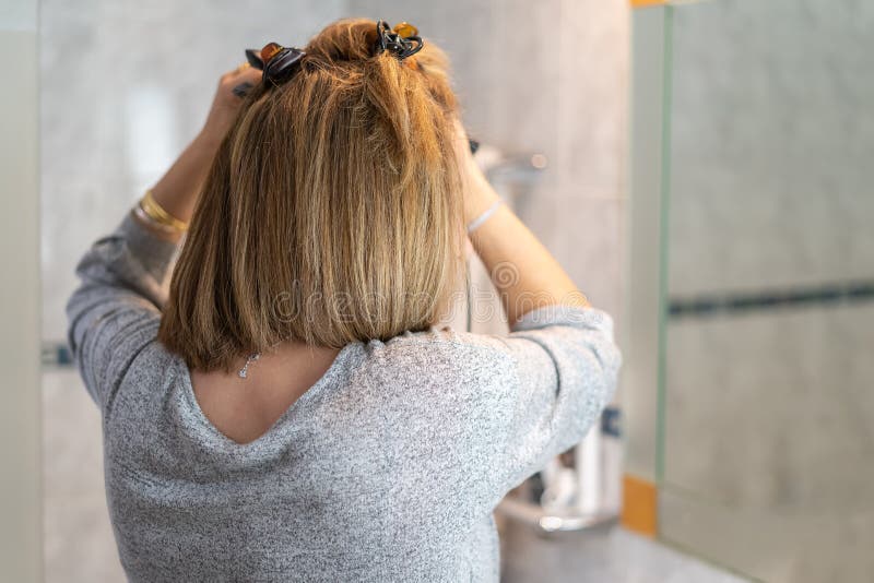 Mulheres deitadas em casa no retrato do sofá com um corte de cabelo curto  em uma camisa branca sorriem depressão nas férias em casa de adolescentes