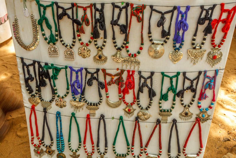 A Loja Da Rua Que Vendem Ornamento Das Mulheres Do Metal Ou As Joias Gostam De Colares Chennai Índia 25 De Fevereiro De 2017 Foto de Stock Editorial - Imagem de bonito, 88120618