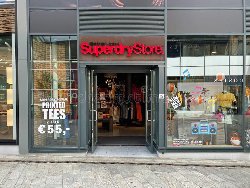 Loja Outlet Da Roupa De Forma De Superdry No Shopping Do Ponto De