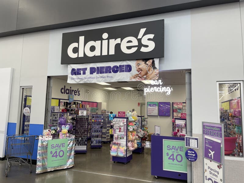 Loja de retalho Walmart, loja de piercings Claires fotografia de stock royalty free