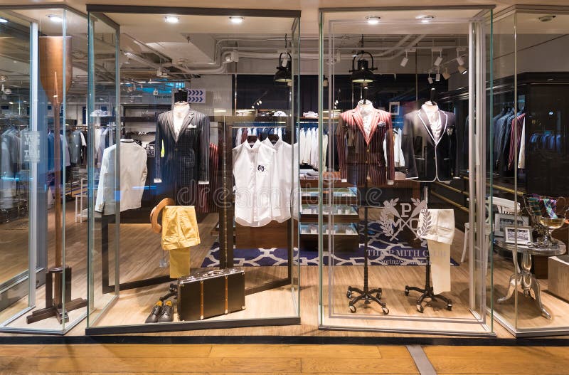 Loja de roupa dos homens em Siam Center, cidade de Banguecoque fotografia de stock Loja de roupa dos homens em Siam Center, cidade de Banguecoque fotografia de stock