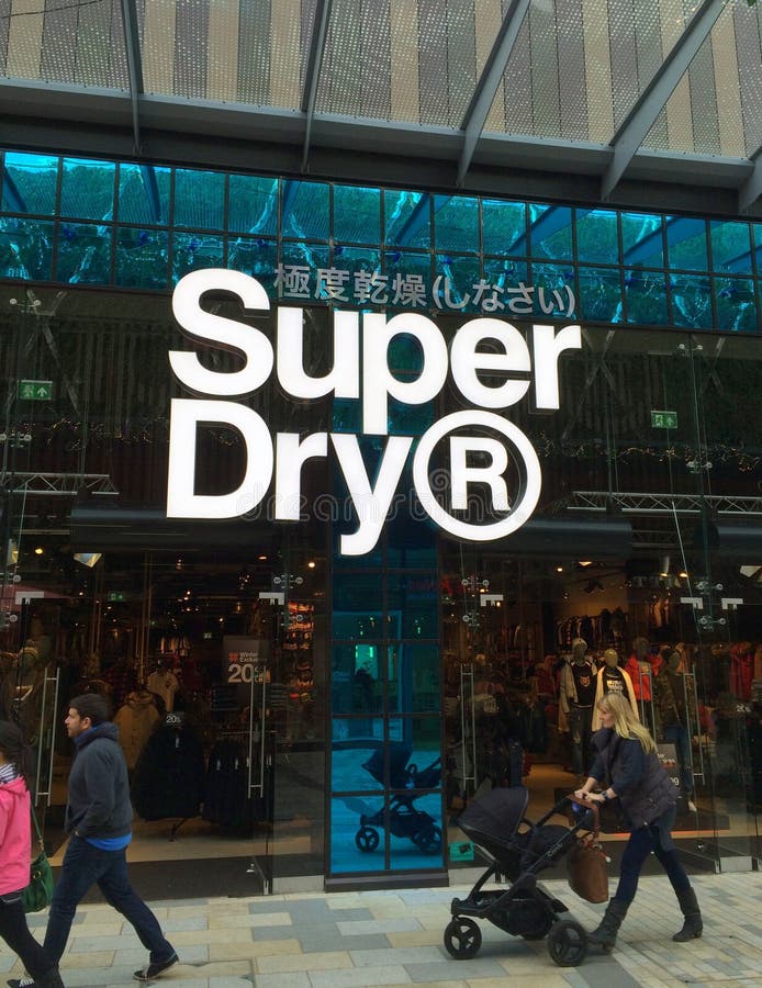 Loja Outlet Da Roupa De Forma De Superdry No Shopping Do Ponto De