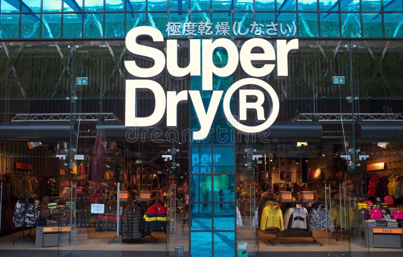 Loja Outlet Da Roupa De Forma De Superdry No Shopping Do Ponto De