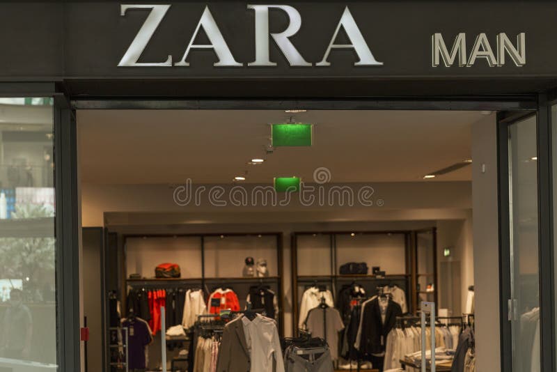 Loja De Roupas Online Popular Zara Para Homens. Vista Frontal. Varsóvia  Polônia 20210719. Foto de Stock Editorial - Imagem de moderno, frente:  270996083