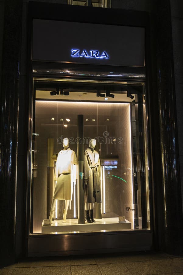 Loja De Roupas Zara à Noite Em Viena áustria Imagem Editorial - Imagem de  cidade, zara: 268184805