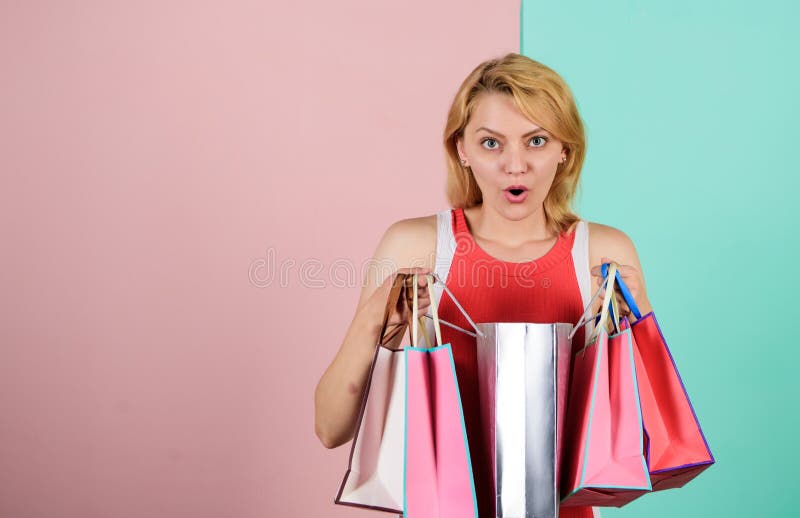 Loja de vestuário pacotes apresentados para preparação de férias desconto no verão oferta especial na sexta-feira negra encerrame fotos de stock royalty free Loja de vestuário pacotes apresentados para preparação de férias desconto no verão oferta especial na sexta-feira negra encerrame fotos de stock royalty free