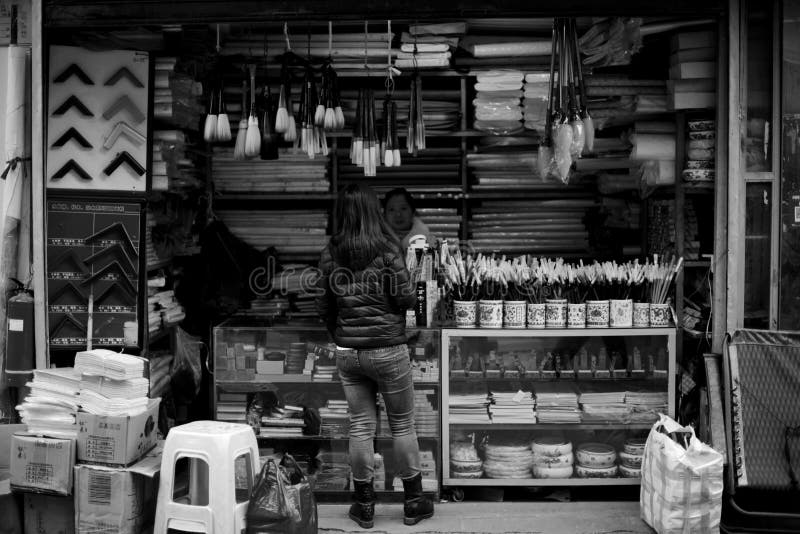 A loja dos artigos de papelaria que vende o ` das joias do ` s quatro do erudito do ` fotos de stock A loja dos artigos de papelaria que vende o ` das joias do ` s quatro do erudito do ` fotos de stock