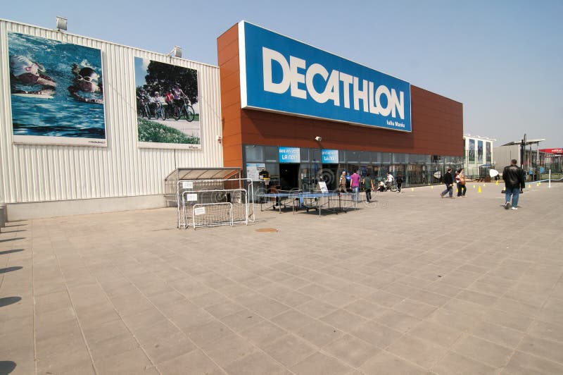 Loja Dos Esportes Do Decathlon Foto de Stock Editorial Imagem de