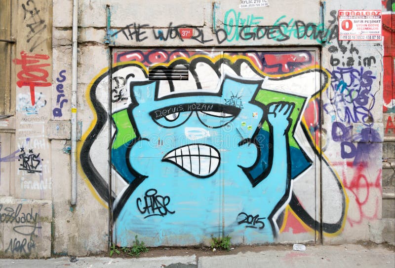 Loja fechado exterior com a porta do metal coberta com o graff colorido imagem de stock