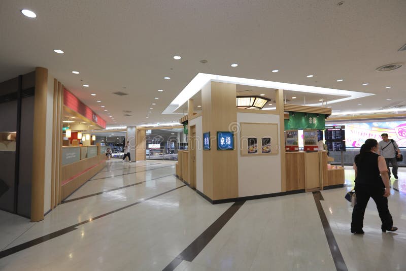 Loja isenta de direitos aduaneiros no aeroporto internacional de Narita imagens de stock Loja isenta de direitos aduaneiros no aeroporto internacional de Narita imagens de stock