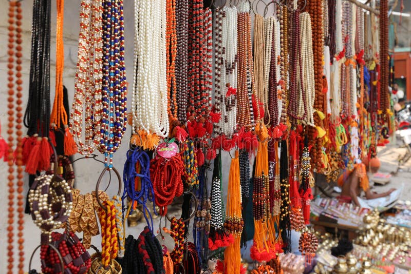 Lojas de venda de rua: colares coloridos feitos à mão à venda nas lojas de rua em Varanasi, Índia Para turistas e peregrinos fotografia de stock Lojas de venda de rua: colares coloridos feitos à mão à venda nas lojas de rua em Varanasi, Índia Para turistas e peregrinos fotografia de stock